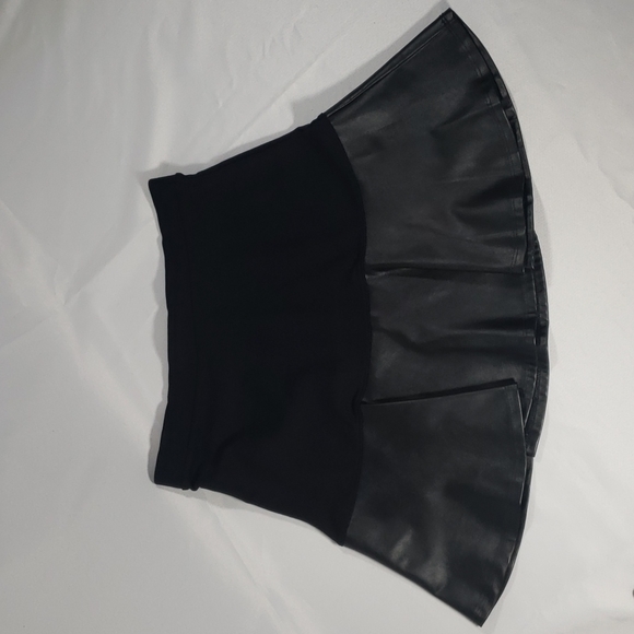 Black faux leather mini skirt - Picture 1 of 6